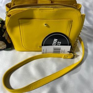 Adjustable shoulder strap, zippered closing scarf detail